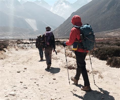 0包怎麼掛登山杖圖 在登山過程中，我們如何平衡裝備與美感？